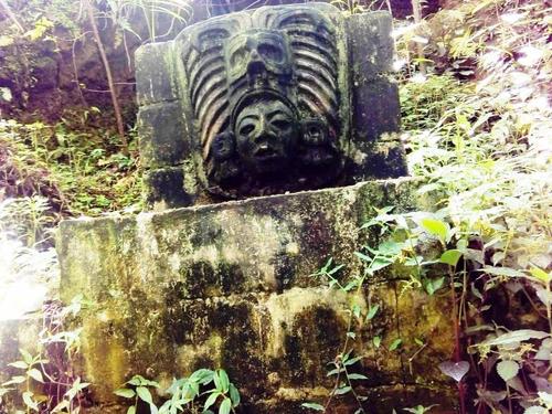 Rostro del l&iacute;der maya que se encuentra en la entrada a la cueva, en Chamil, San Juan Chamelco. (Foto: Archivo)