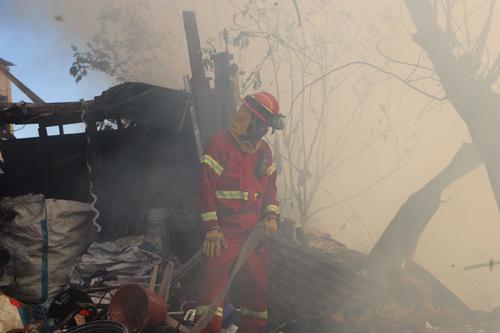Al menos un 80% del incendio ya ha sido controlado. (Foto: Bomberos Municipales)