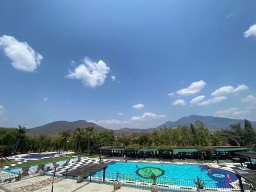 Podr&aacute;s refrescarte en las piscinas mientras disfrutas de vistas espectaculares. (Foto: D'Rocks Jutiapa)