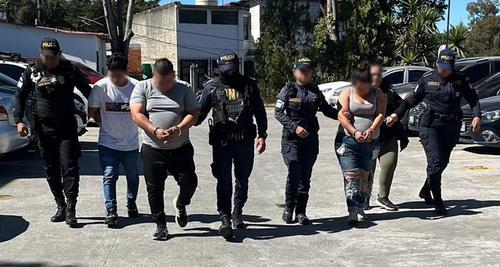 Luego de detenerlos se les incautaron tres armas de fuego. (Foto: PNC)
