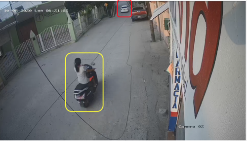 El carro de Kevin Rivas Cord&oacute;n, destacado en un recuadro rojo, se desplazaba adelante de Litzy, destacada en un recuadro amarillo.
