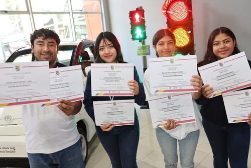 Los participantes reciben su diploma al terminar los cursos. (Foto: Cortes&iacute;a Municipalidad de Guatemala)