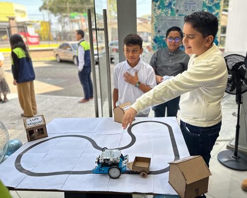 Los participantes aprenden sobre rob&oacute;tica. (Foto: Cortes&iacute;a Municipalidad de Guatemala)