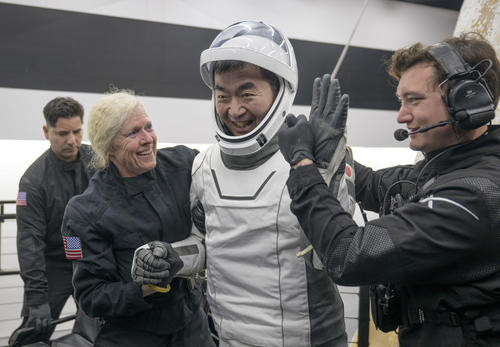Kimiya Yui regresando a la tierra luego de una larga estad&iacute;a cient&iacute;fica en el espacio. (Foto: Departamento de Fotograf&iacute;a de la Sede de la NASA)