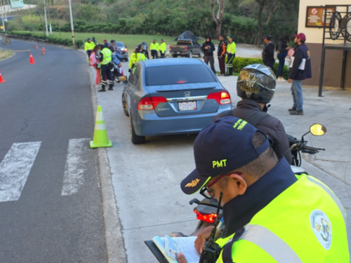 Autoridades lograron identificar pilotos sin licencia o con la misma vencida, motoristas sin casco y veh&iacute;culo con placas tapadas o alteradas. (Foto: PMT Villa Nueva)