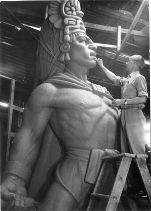 Rodolfo Galeotti Torres esculpiendo una de sus obras maestras, el Monumento al Pr&iacute;ncipe Quich&eacute;. (Foto: Cortes&iacute;a Ren&eacute; Merlos)