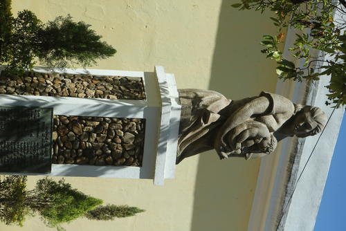 Galeotti Torres esculpi&oacute; esta obra en granito como encargo de la directiva de la UMA. (Foto: Elena Patricia Polanco)