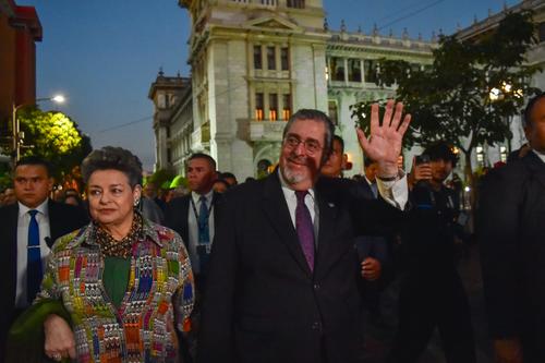 El presidente Ar&eacute;valo lleg&oacute; a la Concha Ac&uacute;stica en compa&ntilde;&iacute;a de su esposa Lucrecia de Peinado. (Foto: Estuardo Paredes / Colaboraci&oacute;n)