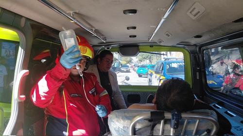 Socorristas le brindaron atenci&oacute;n prehospitalaria a la v&iacute;ctima. (Foto: Bomberos Municipales)
