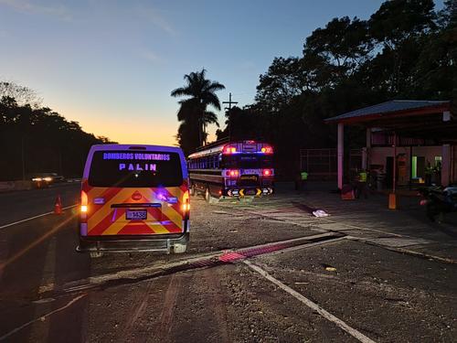 En este bus viajaban los cuatro hombres que resultaron heridos de bala, uno de ellos conduc&iacute;a el mismo. (Foto: CBV)
