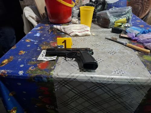 A la detenida se le incaut&oacute; una pistola ilegal que estaba en el interior de su domicilio. (Foto: PNC)