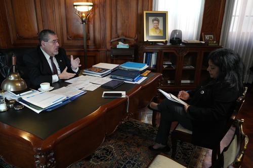 Durante la entrevista en su despacho, el presidente Bernardo Ar&eacute;valo coment&oacute; que debido a que la violencia se desplaza, buscan identificar a quienes est&aacute;n detr&aacute;s de las redes criminales. (Foto: Wilder L&oacute;pez/Soy502)