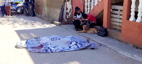 La v&iacute;ctima fue identificada como Rosa Argentina P&eacute;rez Mart&iacute;nez, quien caminaba acompa&ntilde;ada de dos ni&ntilde;os. (Foto: Jorge Sent&eacute;/colaborador)