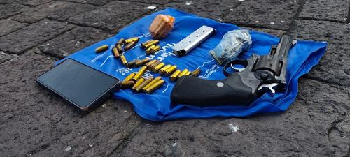 Un rev&oacute;lver ilegal con municiones le fue incautado al guardia del SP. (Foto: PNC)