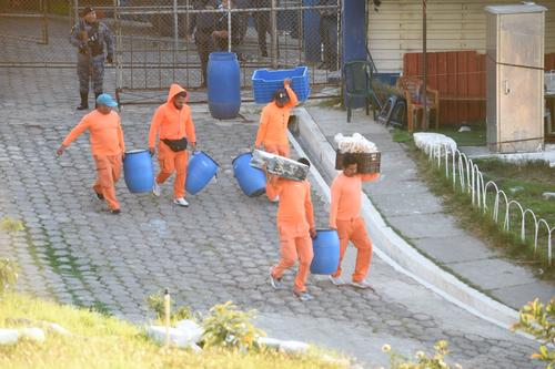 Al Centro Preventivo de la zona 18 se ingres&oacute; la cena para los reos. (Foto: &Eacute;dgar Poc&oacute;n/colaborador)