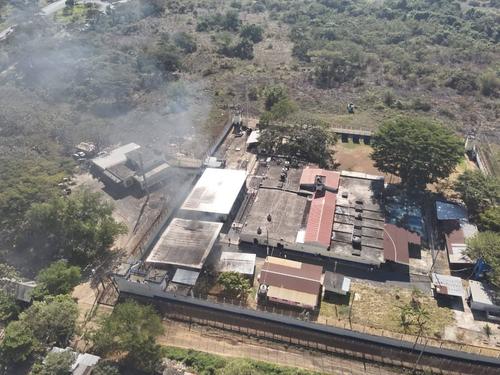 La c&aacute;rcel Renovaci&oacute;n I durante el incendio. (Foto: redes sociales)