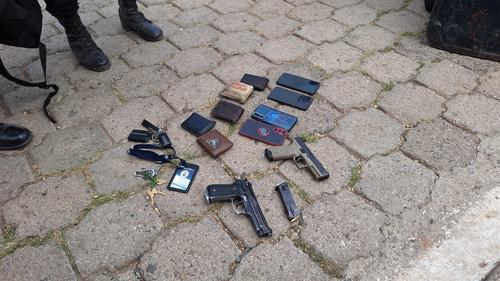 Dos armas de fuego y y cuatro celulares han sido localizados de momento. (Foto: PNC)