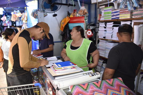 Melany Castillo, de gabacha verde, es una de las vendedoras m&aacute;s antiguas del marcado Concepci&oacute;n. (Foto: Daniel D&aacute;vila/Colaborador)