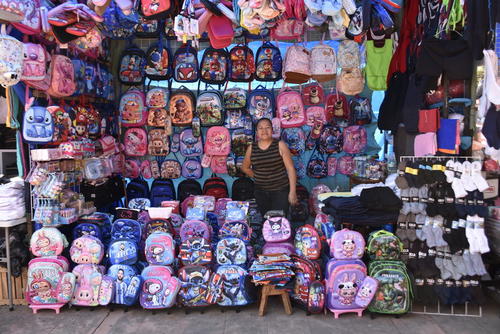 As&iacute; como en el local de Brenda Morales, hay m&aacute;s puestos donde se puede encontrar todo tipo de mochilas escolares. (Foto: Daniel D&aacute;vila/Colaborador)
