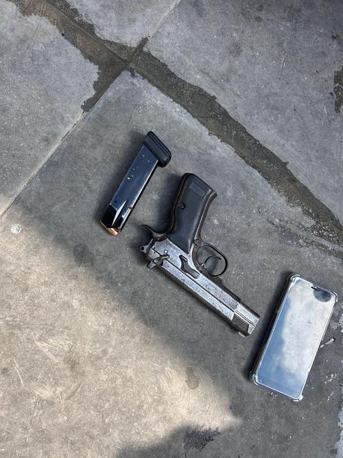 A los capturados se les incautaron armas y un celular. (Foto: PNC)