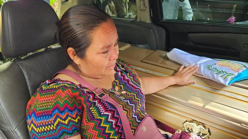 Sandra Dolores de Tecu junto al f&eacute;retro que lleva el cuerpo de su esposo. (Foto: Estuardo Paredes)