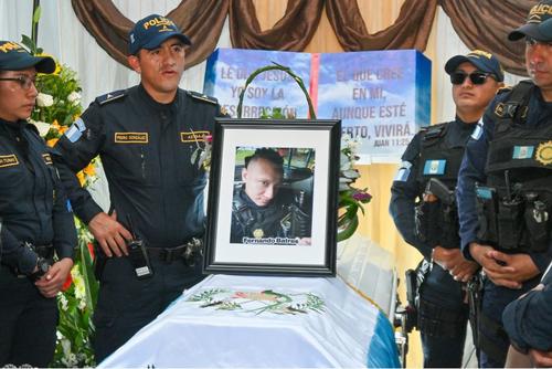 Compa&ntilde;eros de la PNC acompa&ntilde;aron las honras f&uacute;nebres de Fernando Batres. (Foto: &Aacute;ngel Revolorio/colaborador)