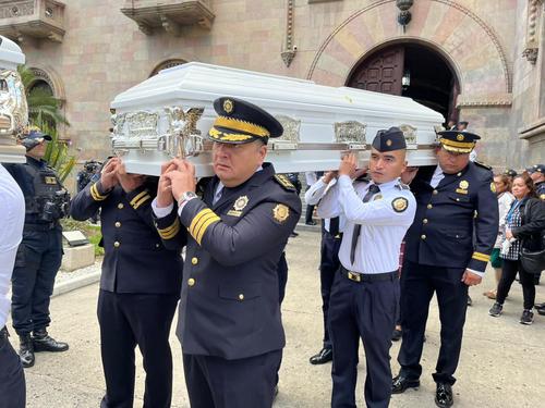 Agentes policiales cargaron las cajas con los restos humanos de sus compa&ntilde;eros asesinados. (Foto: PNC)