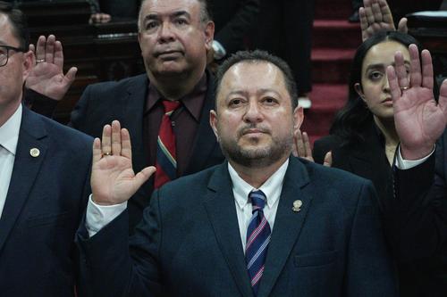 Detalle de Walter Mazariegos durante la juramentaci&oacute;n de la Comisi&oacute;n Postuladora de magistrados al TSE. (Foto: Wilder L&oacute;pez/Soy502)