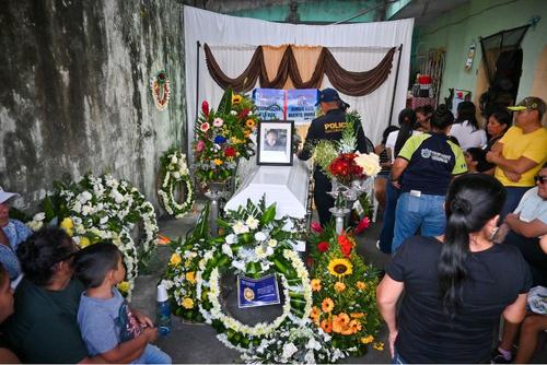 Familiares, amigos y seres queridos se despidieron del agente asesinado. (Foto: &Aacute;ngel Revolorio/colaborador)