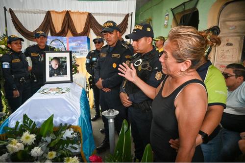 La progenitora de Fernando Batres se despidi&oacute; entre l&aacute;grimas de su hijo. (Foto: &Aacute;ngel Revolorio/colaborador)