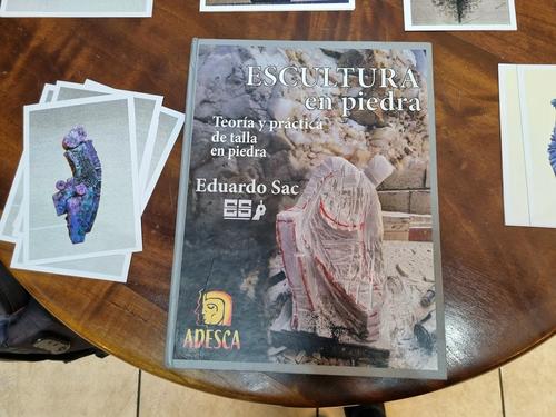 Tambi&eacute;n cuenta con un libro donde recopila datos importantes sobre la escultura en piedra. (Foto: Oswaldo Cop/Colaborador)