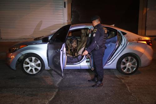 Tambi&eacute;n se utiliz&oacute; la ayuda canina para investigar si el veh&iacute;culo conten&iacute;a alg&uacute;n otro il&iacute;cito. (Foto: PNC)
