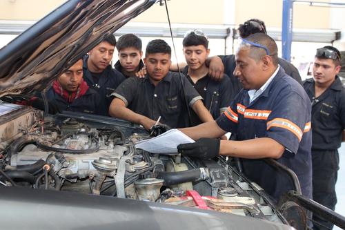 El aumento del parque vehicular demanda la presencia de m&aacute;s mec&aacute;nicos automotrices. (Foto: Bernardo Mont&uacute;far/Colaborador)