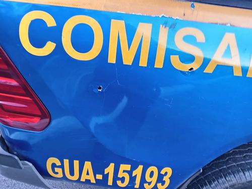 Una patrulla de la Polic&iacute;a Nacional Civil presenta perforaciones de bala. (Foto: PNC)