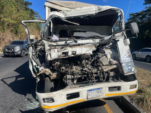 Dos tripulantes hab&iacute;an quedado atrapados en la cabina del cami&oacute;n. (Foto: Bomberos Voluntarios)