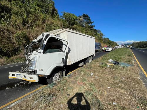Por motivos que se desconocen los veh&iacute;culos colisionaron entre s&iacute;. (Foto: Bomberos Voluntarios)