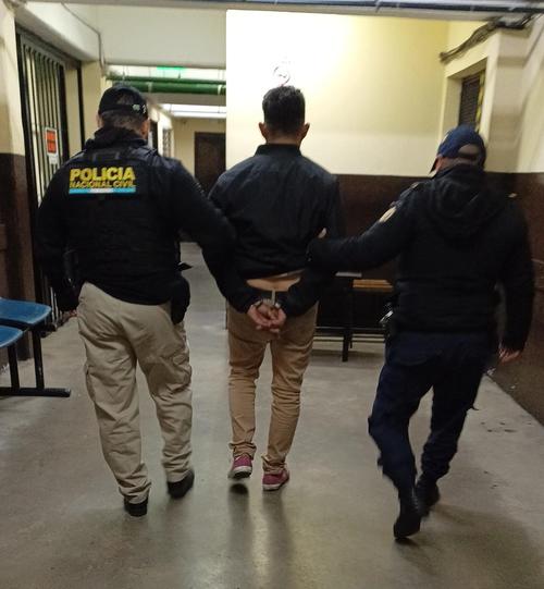 Polic&iacute;as de la comisar&iacute;a 16 reportaron la captura del presunto gatillero. (Foto: PNC)