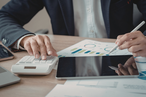 Las actividades financieras y de seguros reportan un 8.3% de crecimiento durante 2025. (Foto: Canva/Soy502)