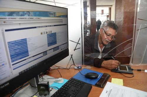 Se hace un llamado a los pensionados a presentarse al IGSS. (Foto: Cortes&iacute;a IGSS)