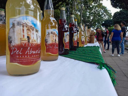 A&ntilde;o con a&ntilde;o, el Vino del Abuelo destaca en el Festival del N&iacute;spero. (Foto: Carlos Vicente/Colaborador)