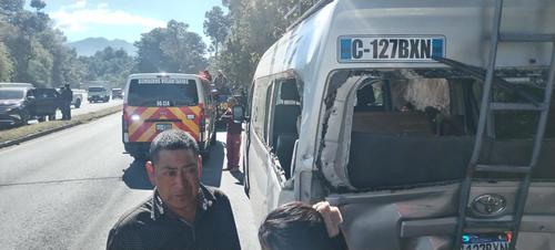 El microb&uacute;s sufri&oacute; da&ntilde;os severos tras recibir el impacto del cami&oacute;n. (Foto: Bomberos Voluntarios)