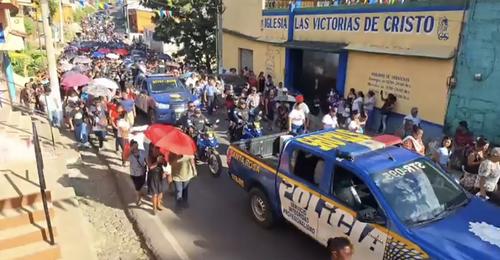 En multitud se despidieron del agente de la PNC asesinado. (Foto: Catalina Jarqu&iacute;n/colaboradora)