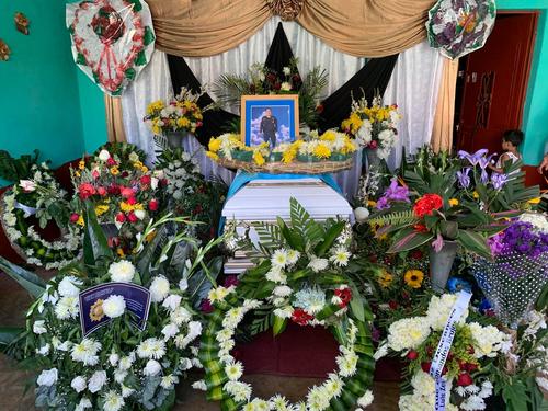 En Guazacap&aacute;n, Santa Rosa, le dieron el &uacute;ltimo adi&oacute;s al agente Luis Zetino. (Foto: Catalina Jarqu&iacute;n/colaboradora)