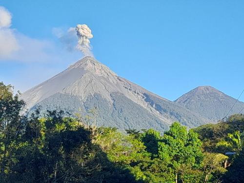 Las erupciones del volc&aacute;n de Fuego han alcanzado hasta los 4,800 metros de altura. (Foto: Conred)