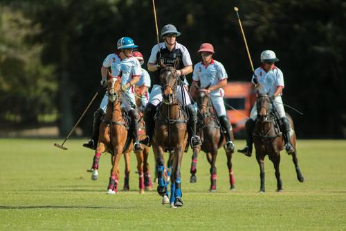 Cinco equipos, compuesto por cuatro jinetes cada conjunto, se han preparado intensamente para enfrentar este prestigioso torneo. (Fotos: Norvin Mendoza / Asociaci&oacute;n de Polo)