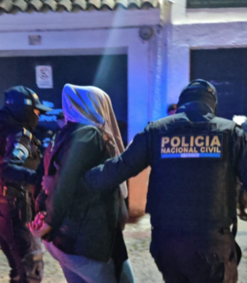 La mujer de 45 a&ntilde;os fue detenida tras interceptarla en el operativo. (Foto: PNC)