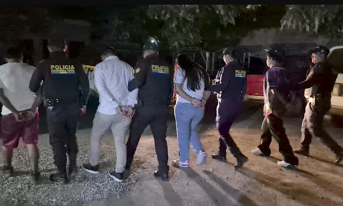 seg&uacute;n testigos, los delincuentes fueron sorprendidos cuando amenazaban a un comerciante. (Foto: PNC)