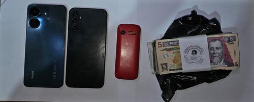 A los detenidos se les incaut&oacute; un paquete que simulaba Q5 mil y tres celulares. (Foto: PNC)