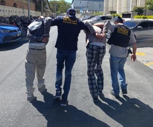 Los capturados fueron identificados como Luis &ldquo;N&rdquo;, de 20 a&ntilde;os, y a Brayan &ldquo;N&rdquo;, de 25. (Foto: PNC)