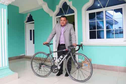Dej&oacute; los uniformes deportivos y hoy viste de traje para ir a sus labores, pero su pasi&oacute;n por la bicicleta sigue intacta. (Foto: Julio Bala/Colaborador)